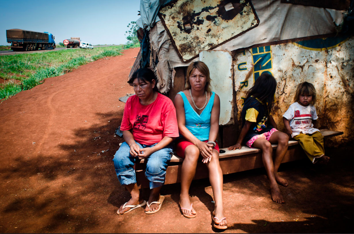 Morada Guarani Kaiowá ao lado de rodovia. Foto: Cimi