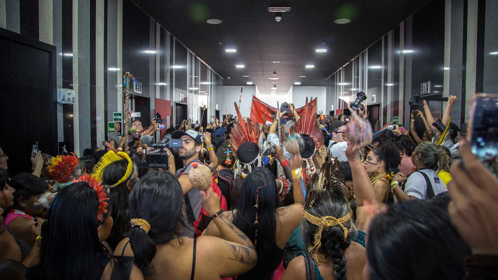 La violencia institucional contra los indígenas, que ha sido común en Brasil, se ha acentuado con el gobierno de Bolsonaro - Crédito: Katie Maehler/APIB